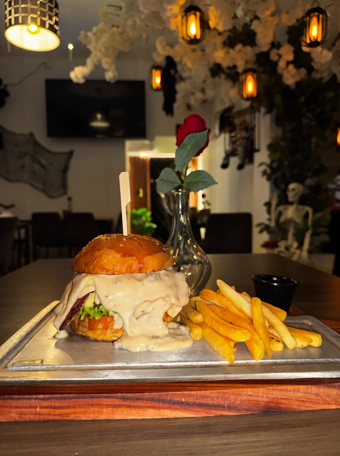 Hamburguesa La del Bosque, con salsa de champiñones, servida en el salón