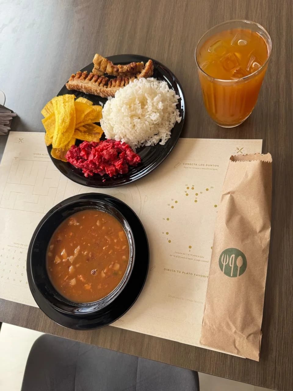 Almuerzo ejecutivo de fríjoles con chicharrón, arroz, maduro y jugo natural